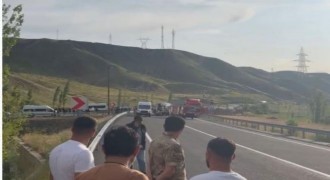 Kars yolunda tır ile otomobil çarpıştı: 1 ölü, 2 yaralı