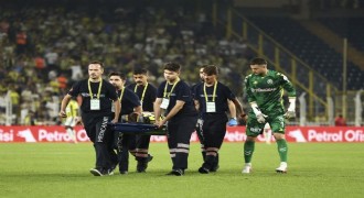Kerem Aktürkoğlu, sahayı sedyeyle terk etti