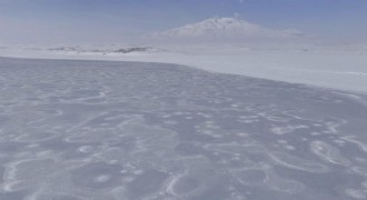 Kuş cenneti Arin Gölü kısmen dondu