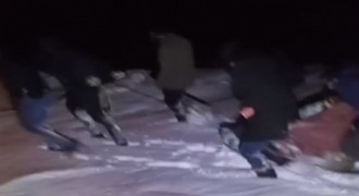 Leğenle taşınarak ambulansa ulaştırıldı