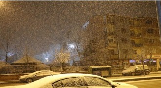 Oltu'da kar yağışı etkili oldu