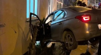 Otomobil bahçe duvarında asılı kaldı