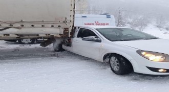 Otomobil tıra çarptı: 1 yaralı