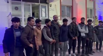 Otomobilden 14 kaçak göçmen çıktı
