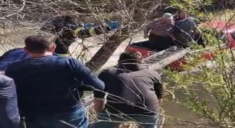 Sürücüyü itfaiye kurtardı
