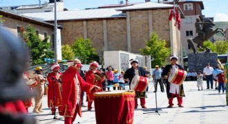 Torunlarından Dede Korkut'a vefa