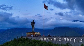 Türkiye'nin en büyük Atatürk heykeli göz kamaştırdı