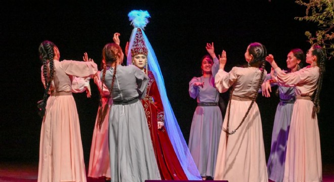 TÜRKSOY Öğrenci Tiyatroları Festivalinde Karagöz sahnelendi