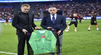 Kaleci Mert Günok'a veda
