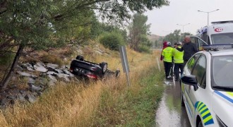 Pasinler yolunda belediye aracı devrildi: 2 yaralı